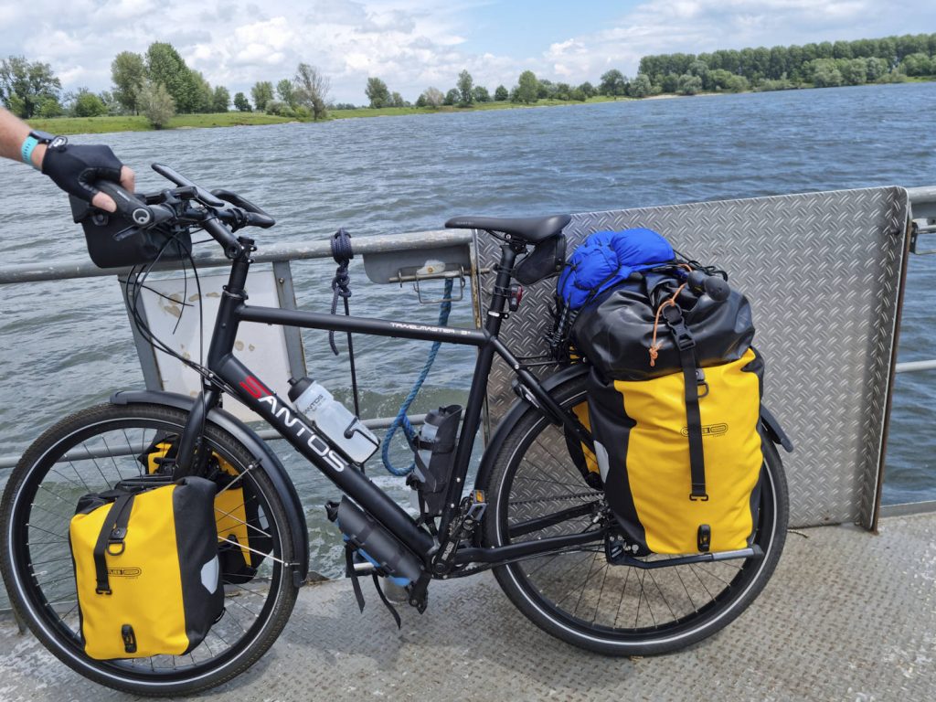 Met de fiets op de pond over de Maas